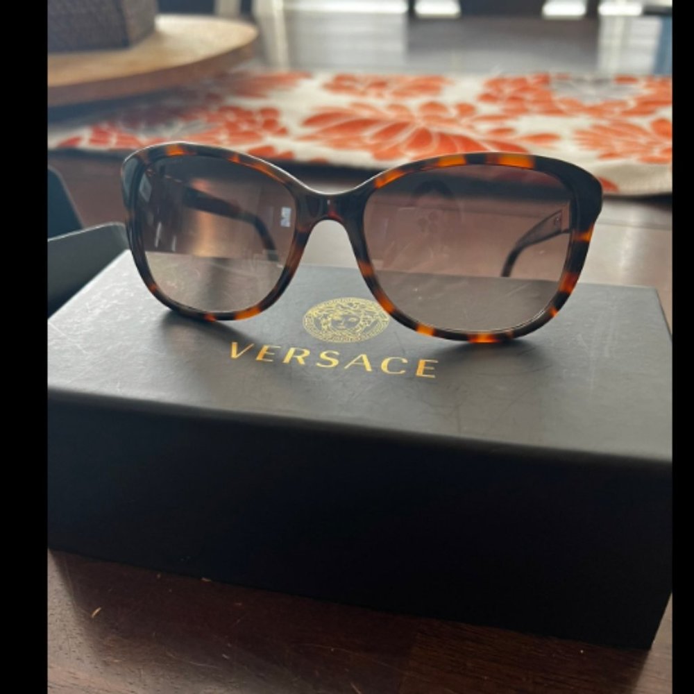 NWT Versace Women’s Cat Eye Sunglasses with Gradient Lens 4293-B